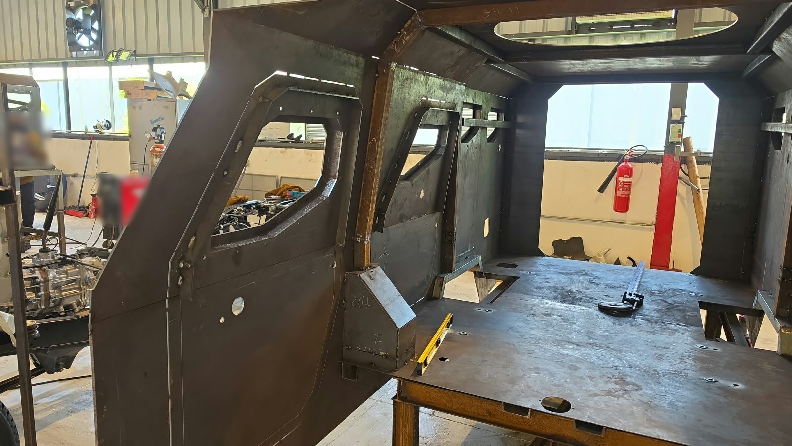 Estructura de acero blindado de una cabina durante su fabricación en una nave industrial